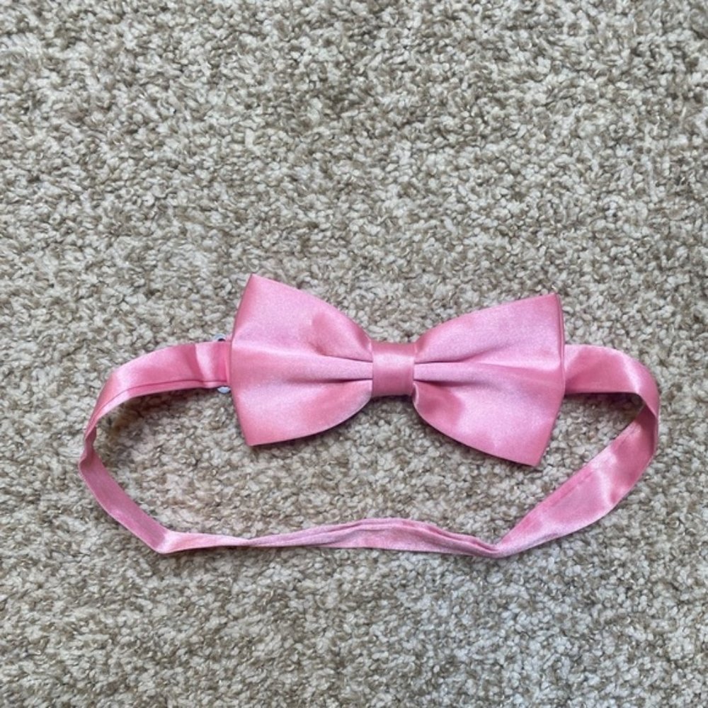 Adjustable pink bow tie